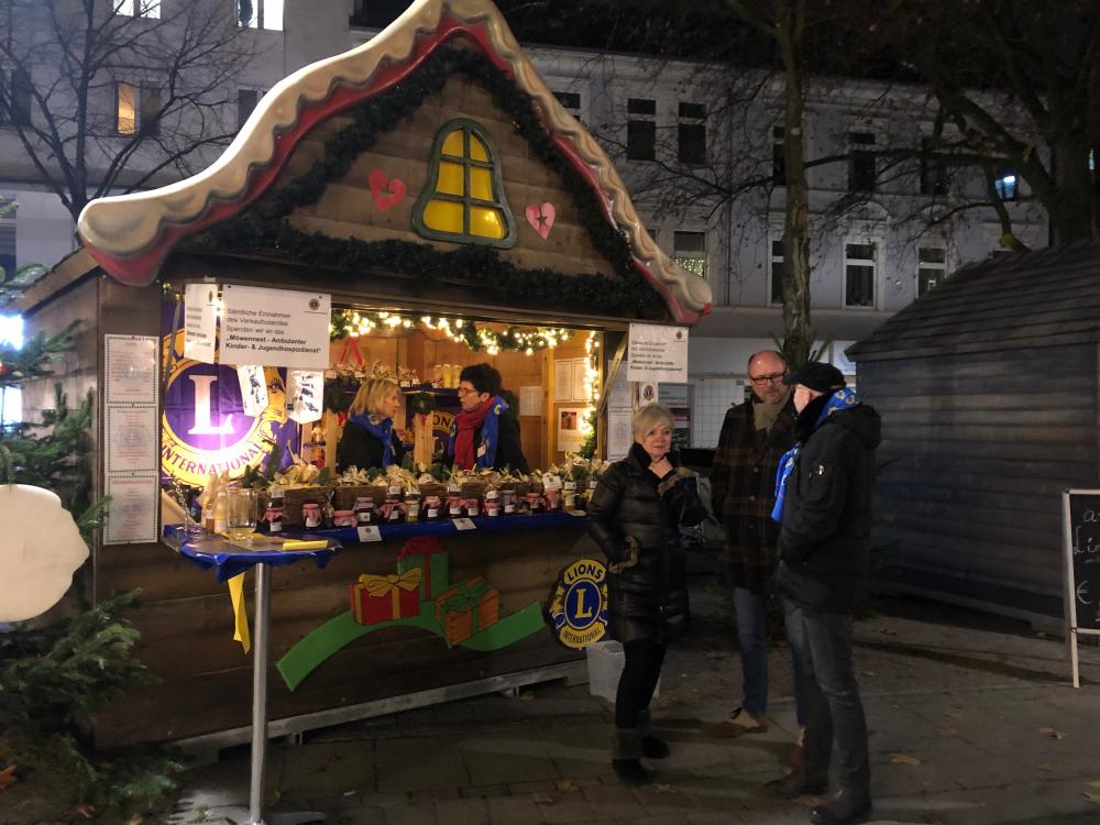 Stand des Lions Clubs Oberhausen-Glückauf beim Adventszauber auf dem Oberhausener Altmarkt.